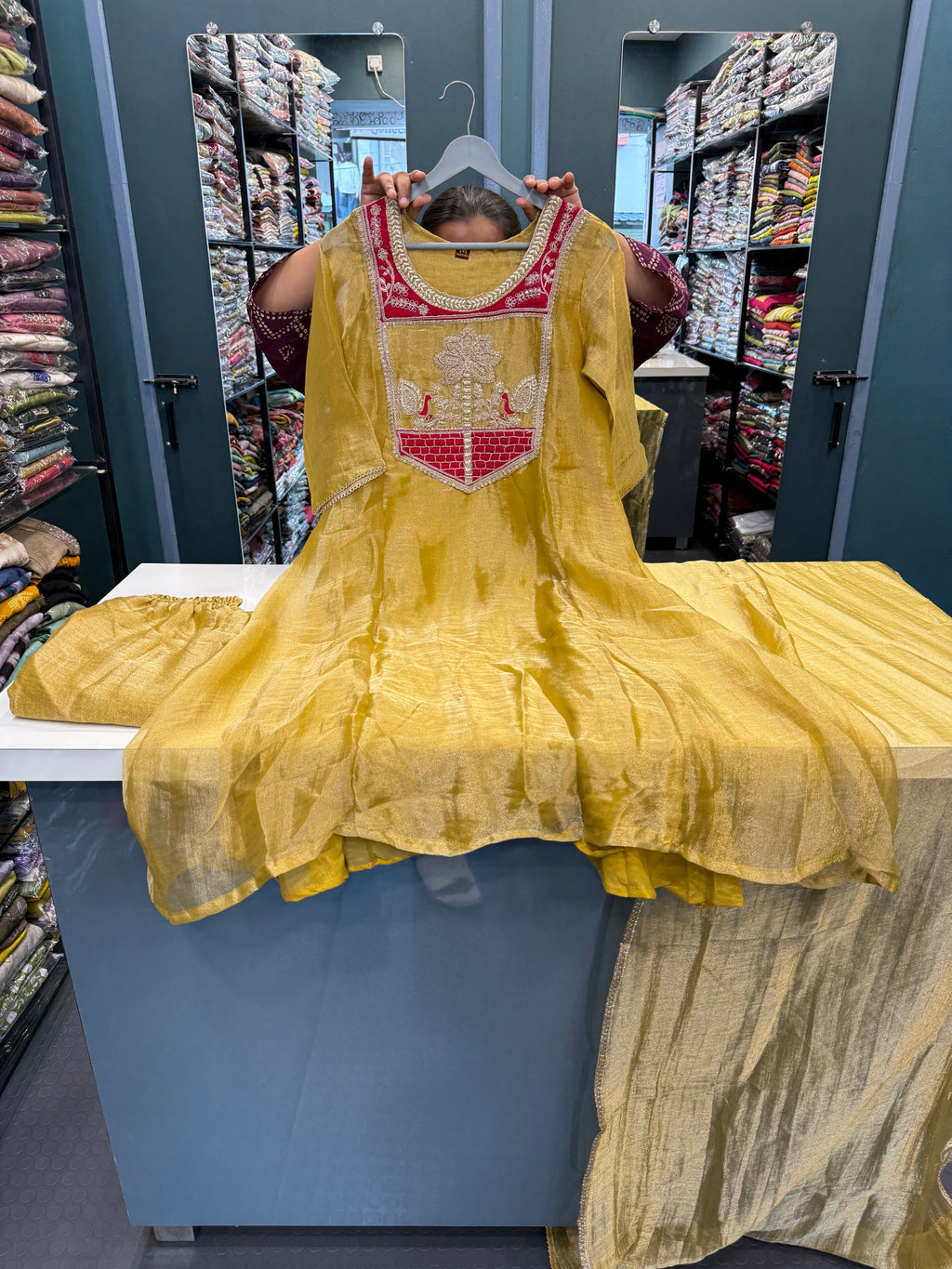 Crush tissue beautiful suit💛💛