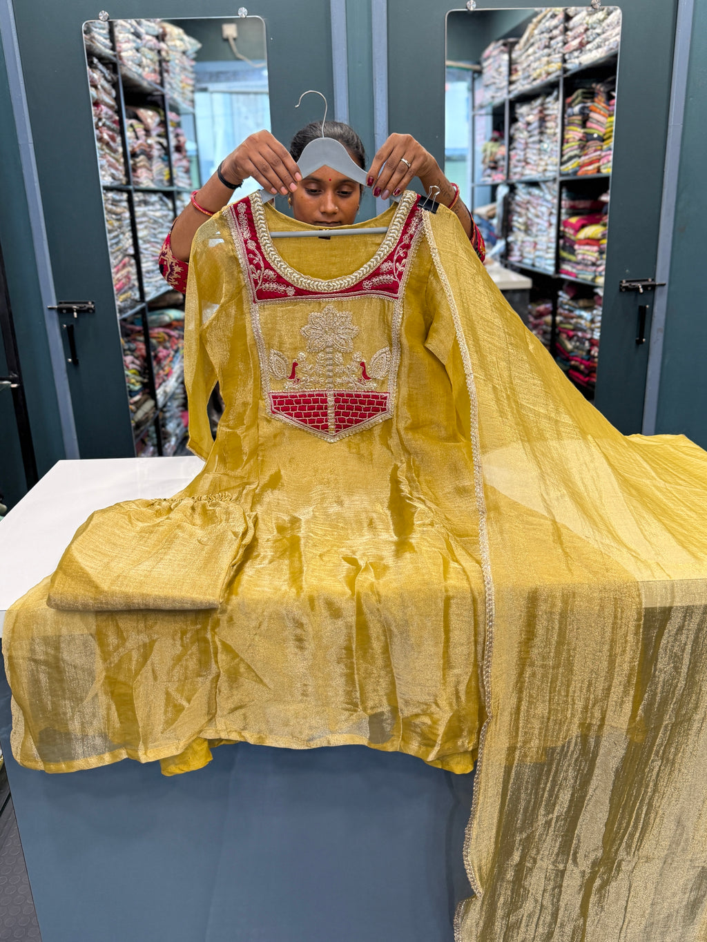 Crush tissue beautiful suit💛💛